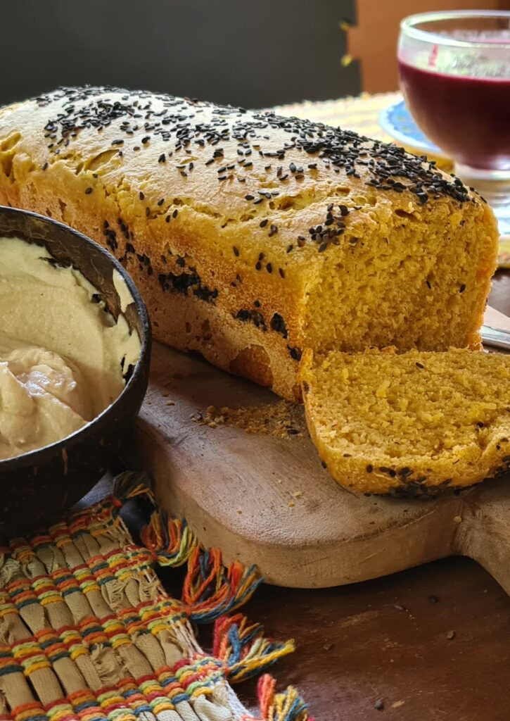 Pão vegano com gergelim preto e suco servidos no Karuh
