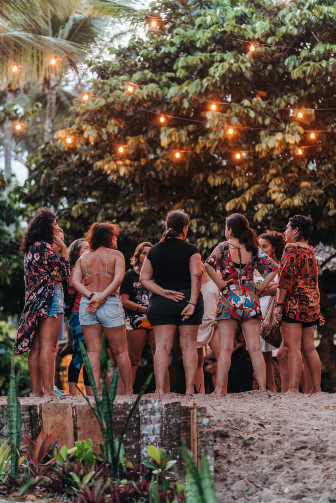 Pessoas da equipe de Unah na Ecovila Piracanga, Bahia