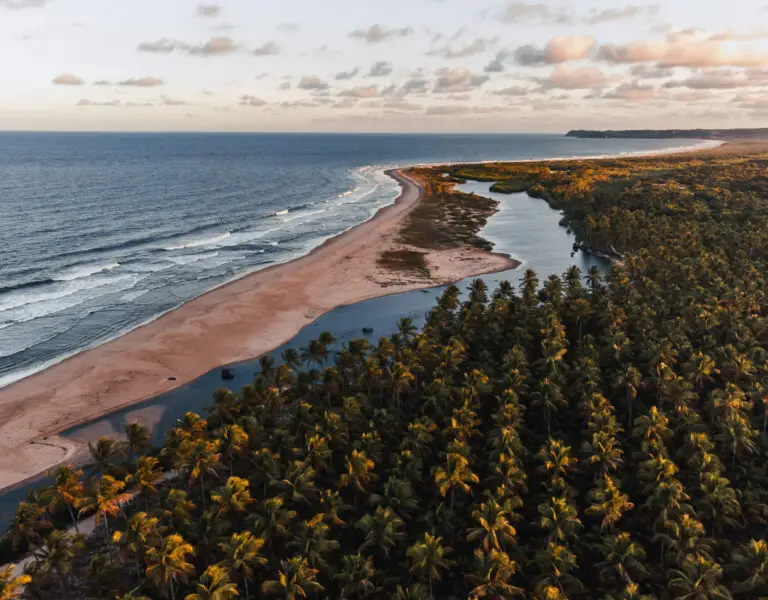 Blog Unah 14 Vista aérea da praia, do rio e do coqueiral na Península de Maraú, Bahia