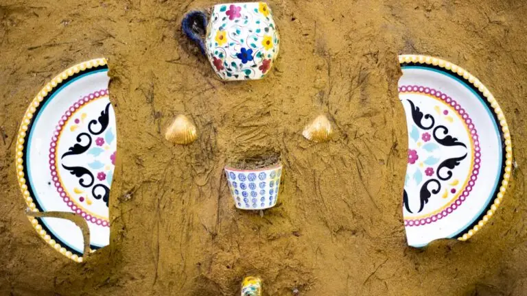 Blog Unah 10 Pratos de cerâmica pintados à mão incrustados em parede de barro