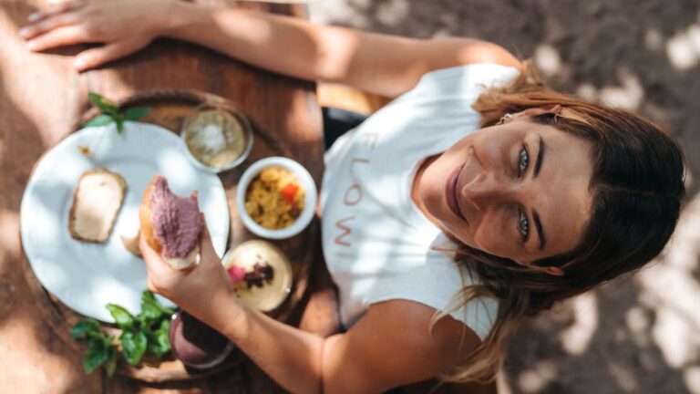 Blog Unah 8 Mulher sorrindo diante de um prato com alimentos naturais