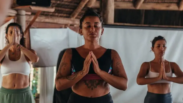 Blog Unah 14 Mulheres de olhos fechados com as mãos unidas em prática de respiração