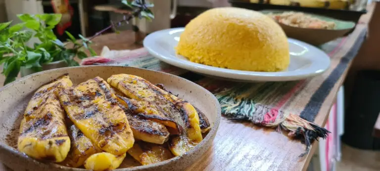 Banana assada e cuscuz de milho servidos no café da manhã