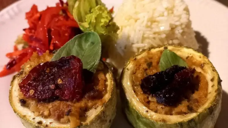 Abobrinhas recheadas com tomate seco, folhas verdes e arroz