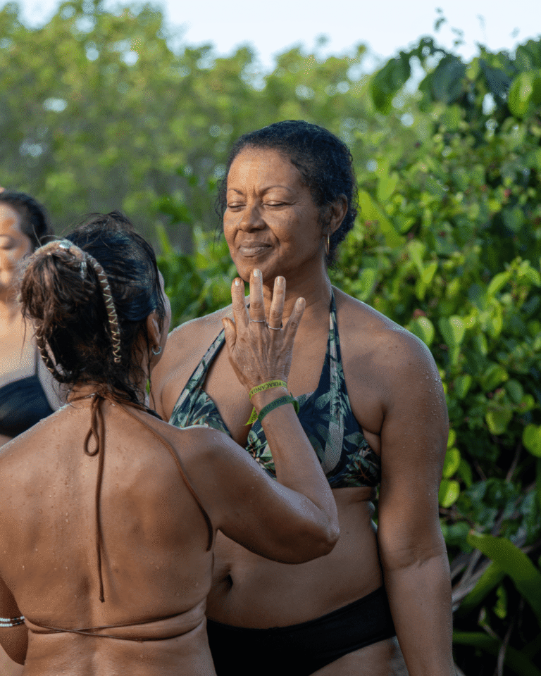 Duas mulheres em momento de cuidado e carinho ao ar livre