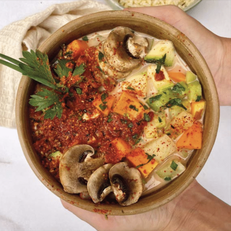 Bowl vegano do Karuh com cogumelos, legumes e ervas frescas