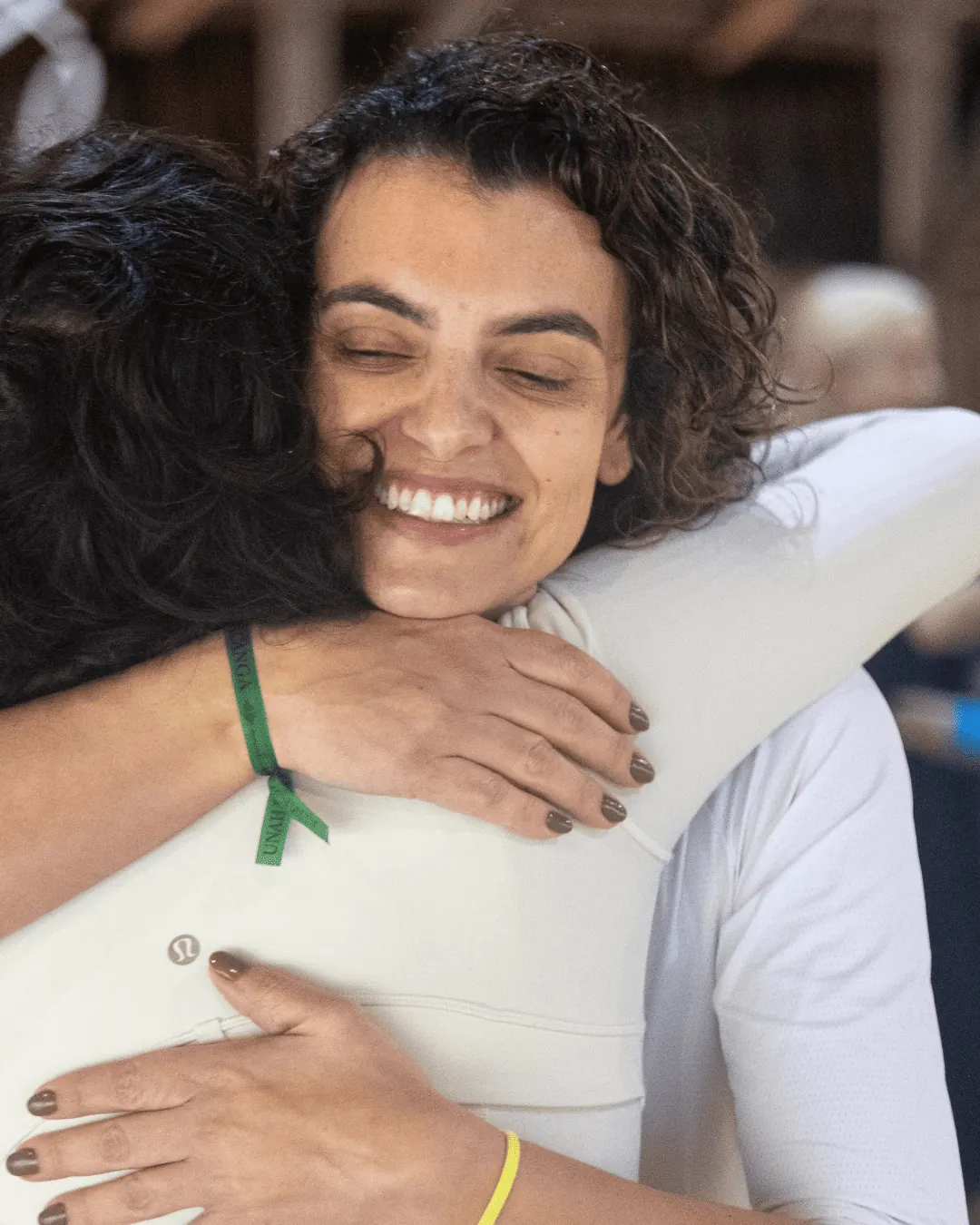 Abraço emocionado entre participantes no retiro de autoconhecimento