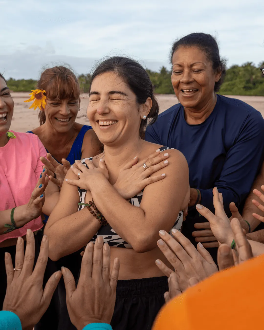 Participante emocionada recebe carinho do grupo na Imersão Unah