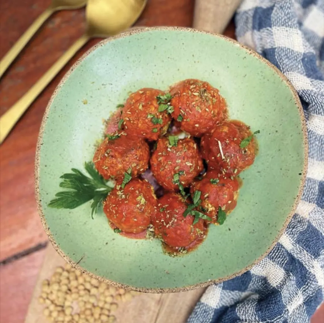 Almôndegas veganas ao molho de tomate