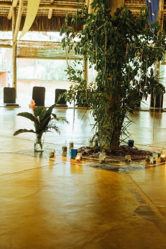 Oca equipada para retiro, com altar, velas, almofadas e cadeirinhas de meditação em Unah