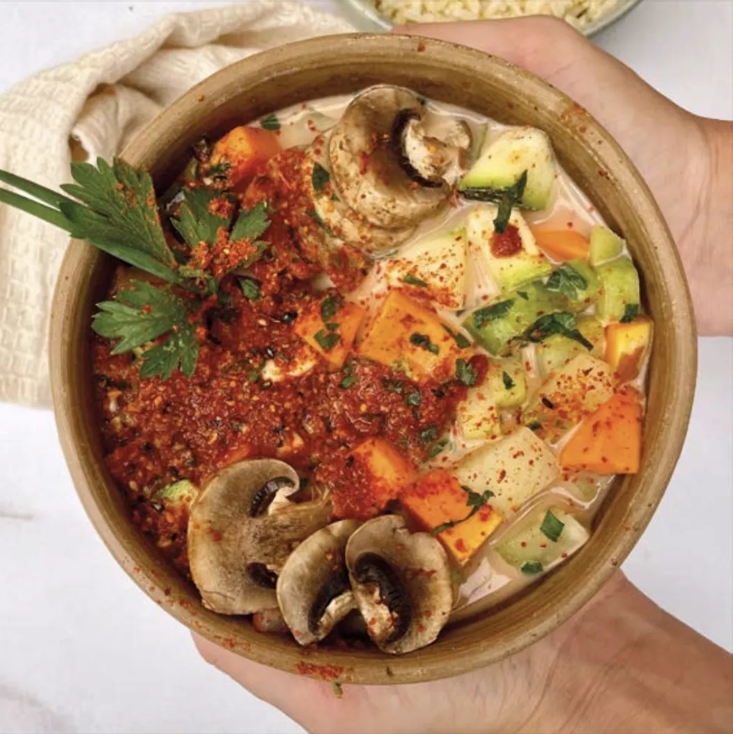 Bowl vegano com cogumelos, legumes e ervas frescas