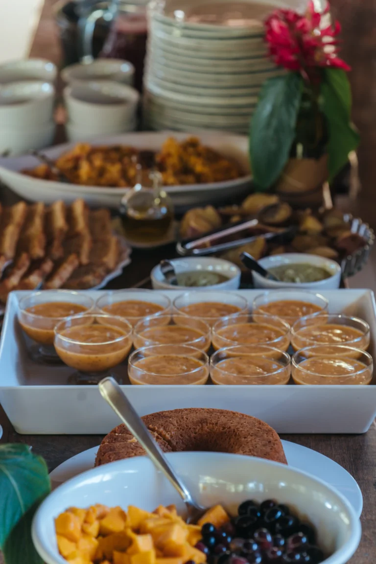 Buffet do café da manhã vegano do Karuh, com frutas, pães, bolo e cremes