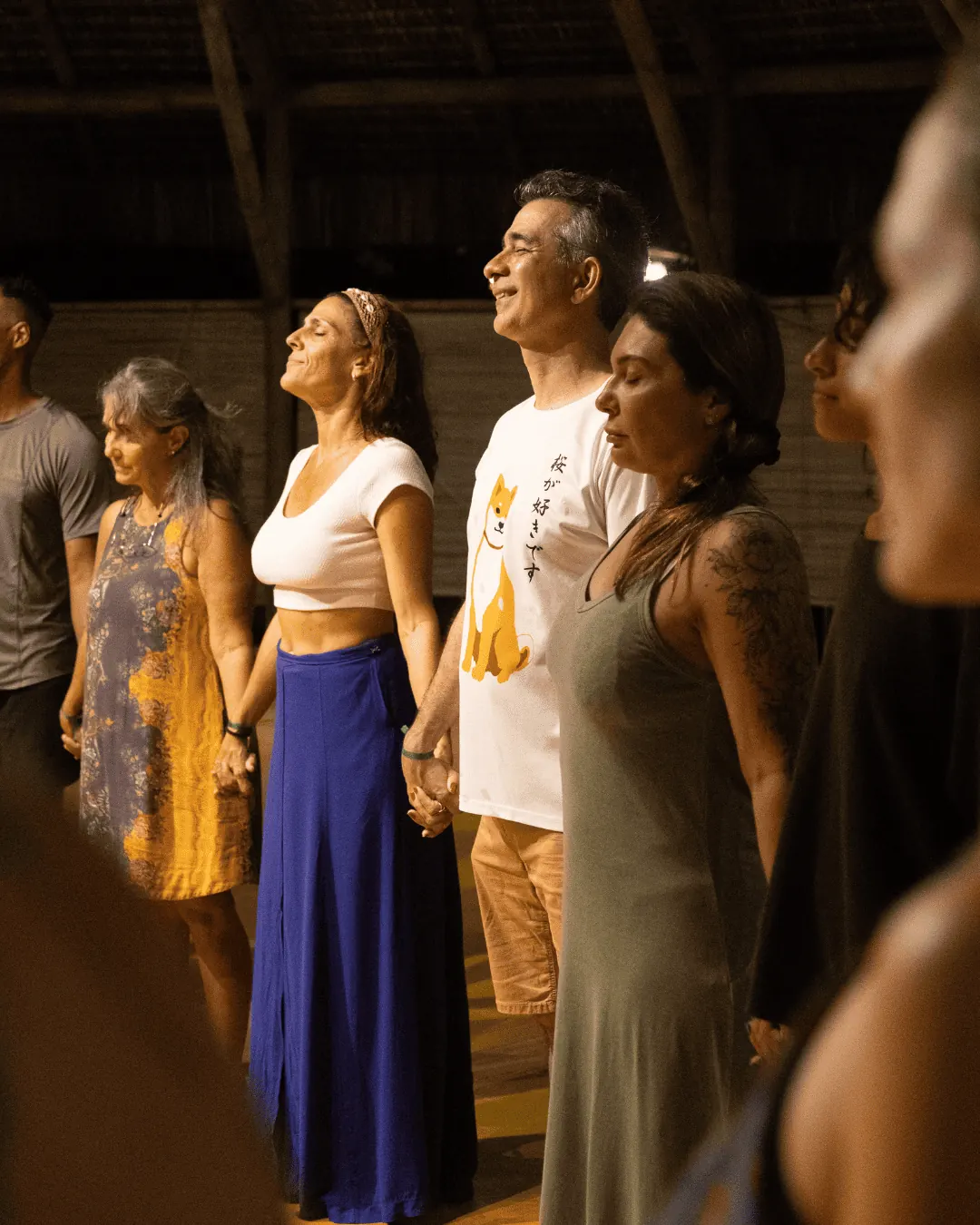 Participantes de mãos dadas em roda de dança circular em Unah