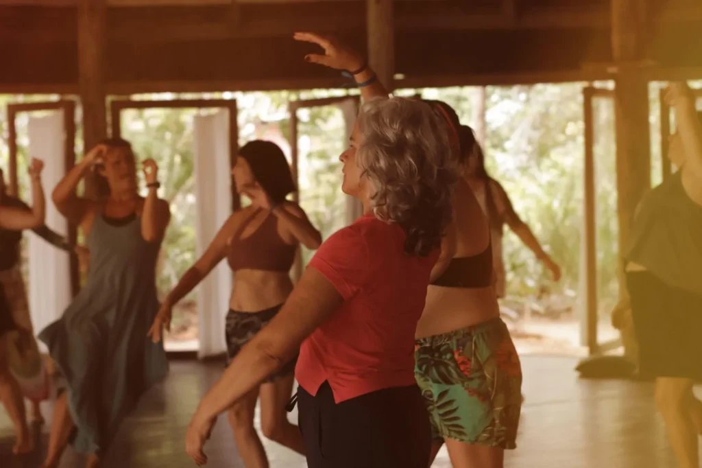 Grupo dançando livremente na oca de Unah, Bahia