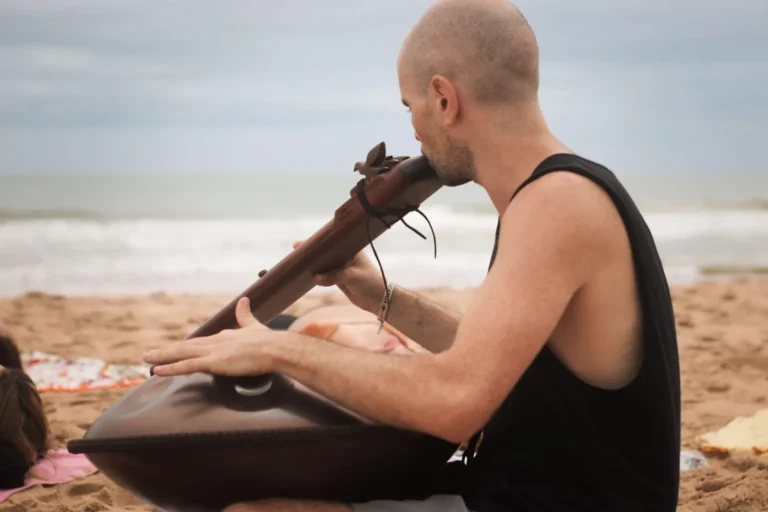 Música com handpan na praia de Piracanga durante o retiro