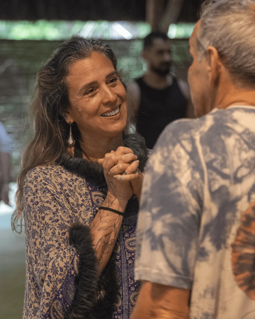 Facilitadora sorri em conversa com participante durante vivência em Unah