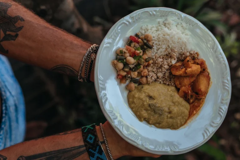 Prato vegano do almoço no Karuh, com arroz, feijão, legumes e purê