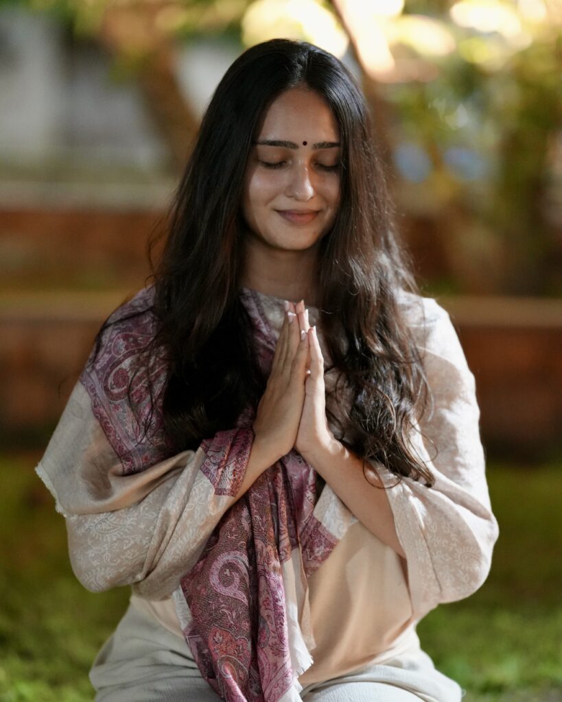 Verena Valverde, facilitadora do Retiro Renascer, em meditação