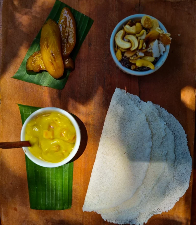 Tapioca, banana-da-terra assada e mingau servidos sobre folha de bananeira no Karuh