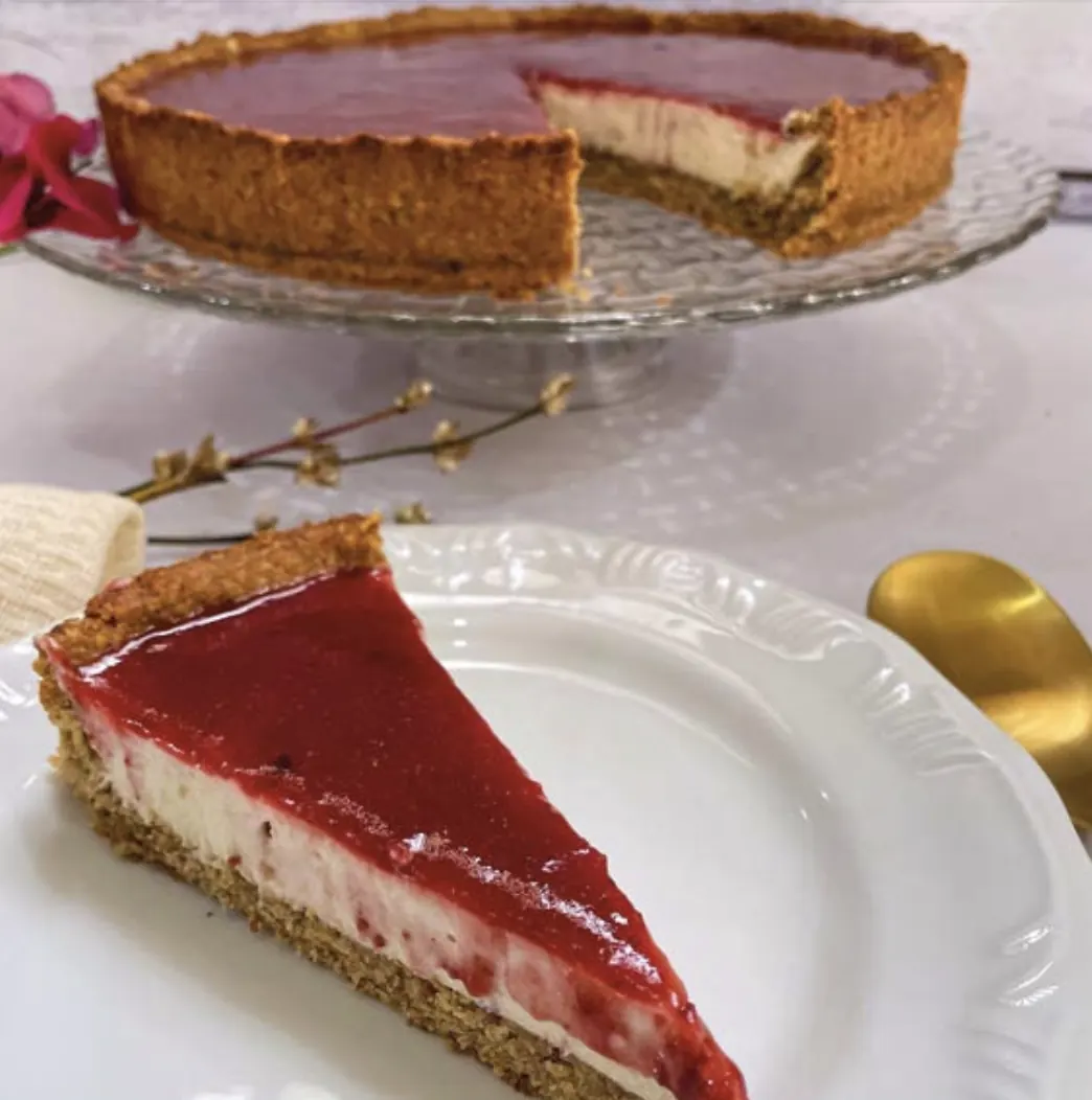 Torta vegana com cobertura de frutas vermelhas