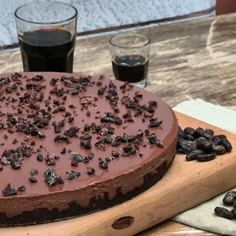 Torta vegana de chocolate coberta com nibs de cacau, sobremesa do Karuh