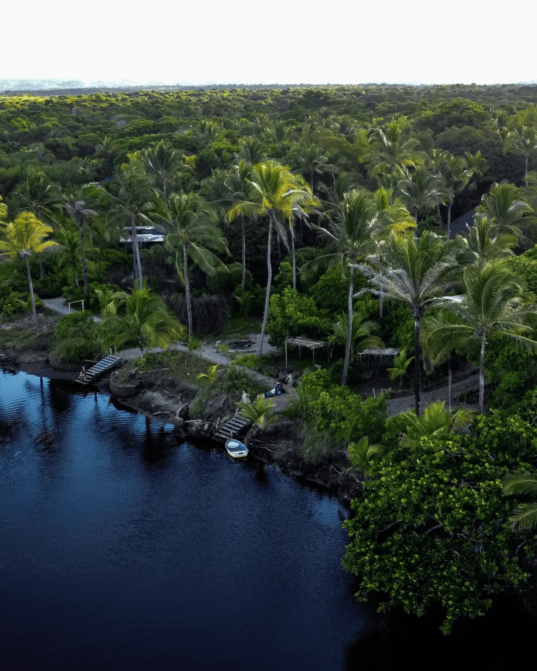 Vista aérea da Ecovila Piracanga entre o rio e a Mata Atlântica