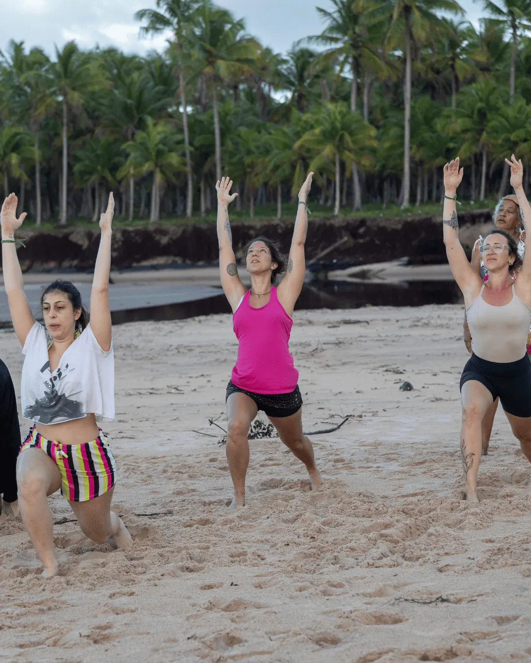 Aula de yoga na praia de Piracanga durante a Imersão Unah